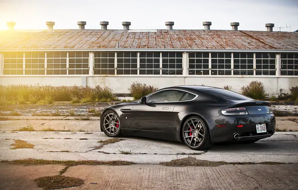 Картинка солнце, чёрный, Aston Martin, Vantage, ангар, астон мартин, black, блик