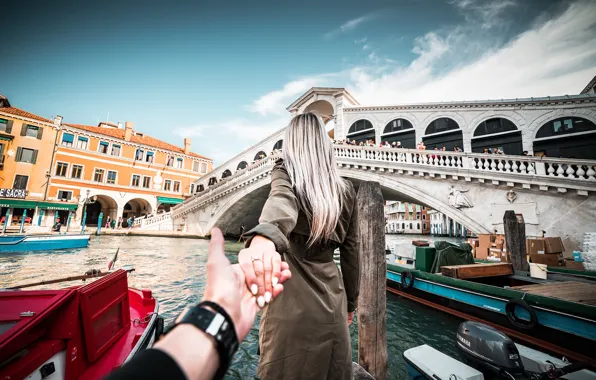 Картинка небо, девушка, мост, город, спина, лодки, Италия, Венеция
