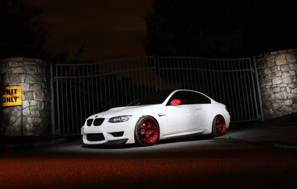 Картинка белый, bmw, бмв, ворота, ограждение, white, сумерки, e92