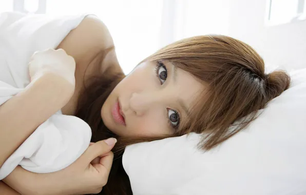 Картинка mouth, photo, Aya Kiguchi, looking at viewer, bare shoulders, in bed, lying on side, girl, …