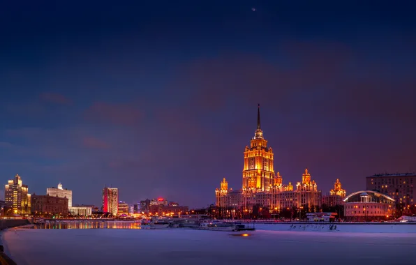 Картинка зима, снег, ночь, огни, река, здания, дома, фонари, Москва, Россия, катера, набережная