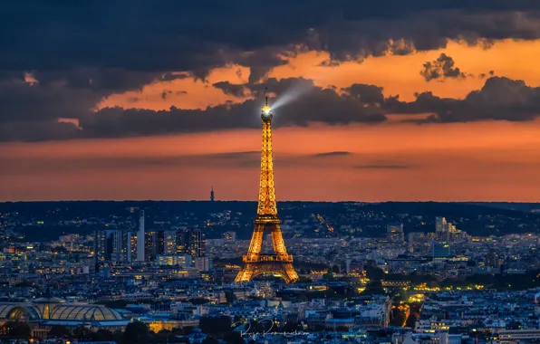 Картинка небо, облака, закат, Франция, Париж, башня, дома, вечер, панорама, Эйфелева башня, прожектор