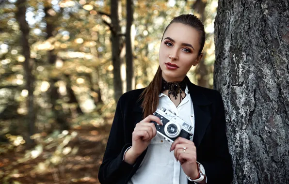 Картинка взгляд, природа, поза, парк, портрет, макияж, прическа, фотоаппарат, блузка, шатенка, красотка, стоит, пиджак, держит, боке, …