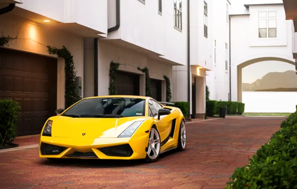 Картинка здание, Lamborghini, брусчатка, Superleggera, Gallardo, жёлтая, ламборджини, yellow, гаражи, ламборгини, галлардо, суперлегера