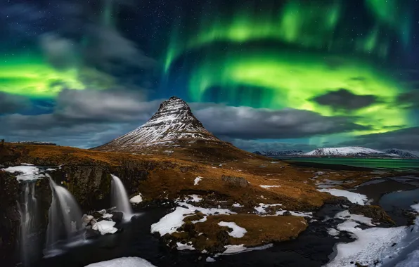Картинка горы, ночь, берег, водопад, северное сияние, Исландия