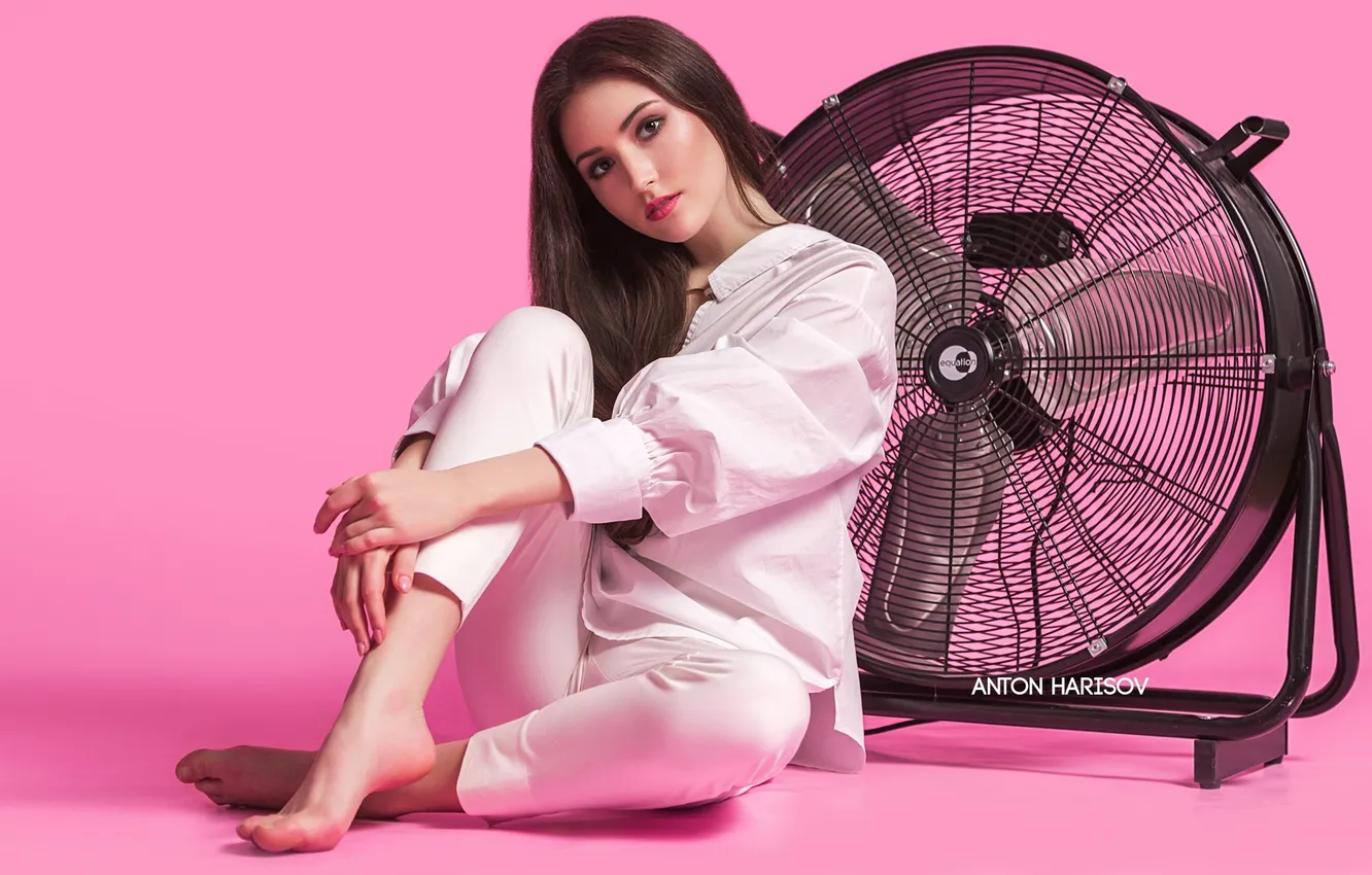 Фото обои взгляд, девушка, поза, вентилятор, рубашка, розовый фон, брюки, Антон Харисов