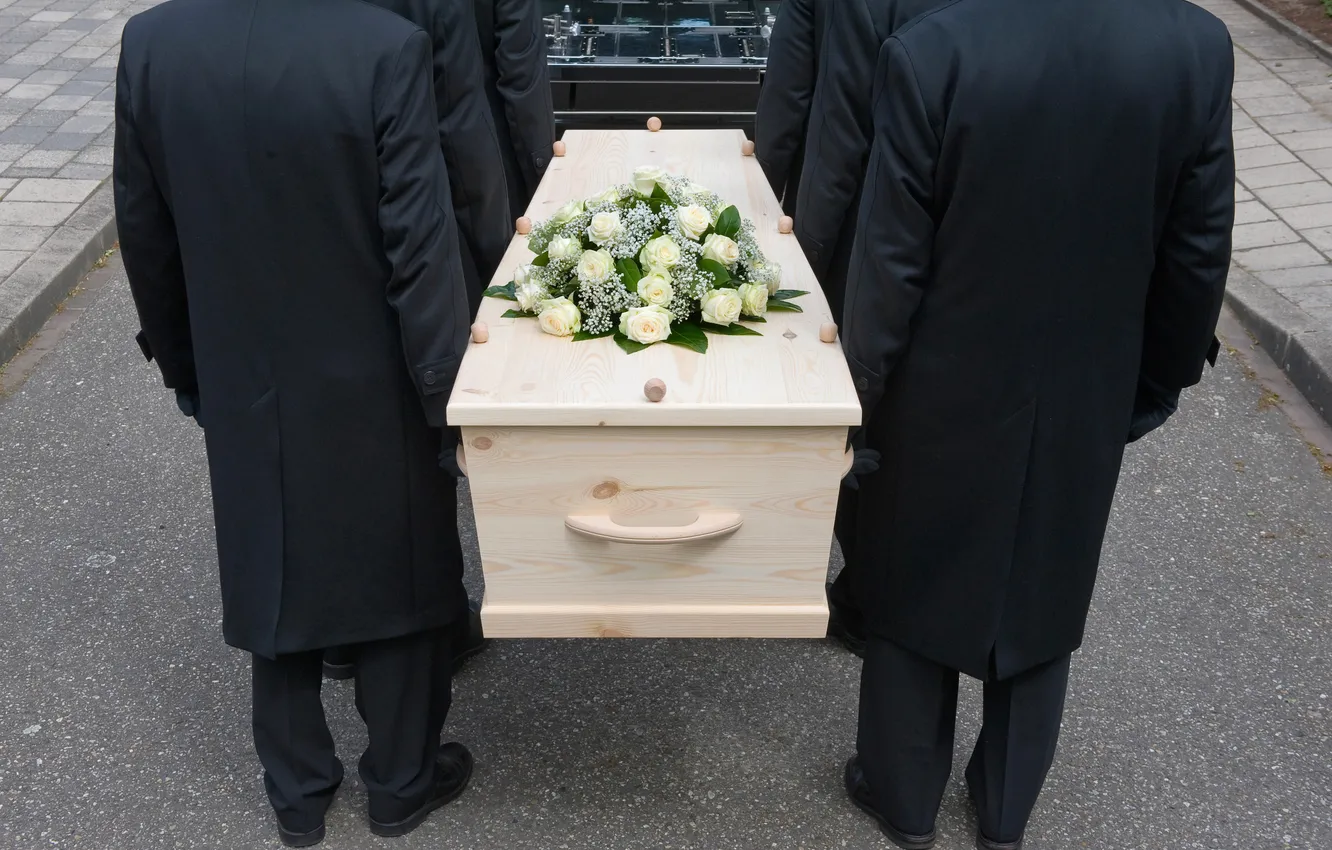 Фото обои wood, flowers, sadness, grief, men, back, coffin, costumes