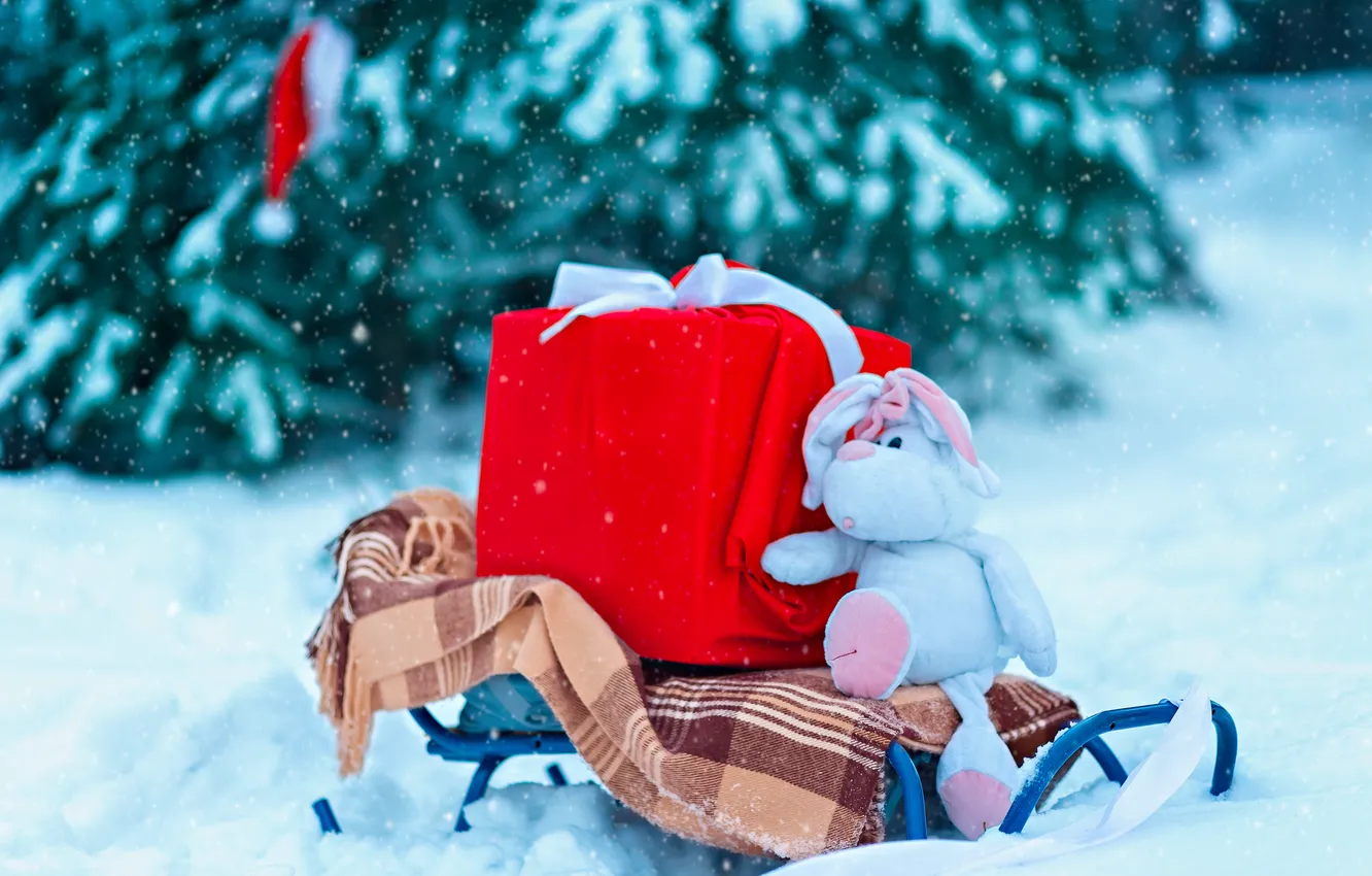 Фото обои зима, лес, подарок, игрушка, Новый год, санки