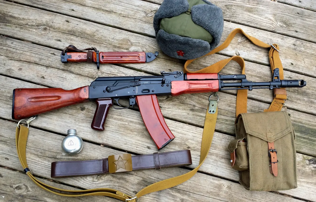 Фото обои шапка, автомат, ремень, AK-47, Калаш, штык нож