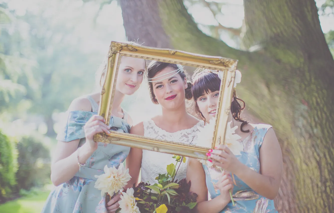 Фото обои девушка, солнце, деревья, лицо, улыбка, букет, рамка, платье