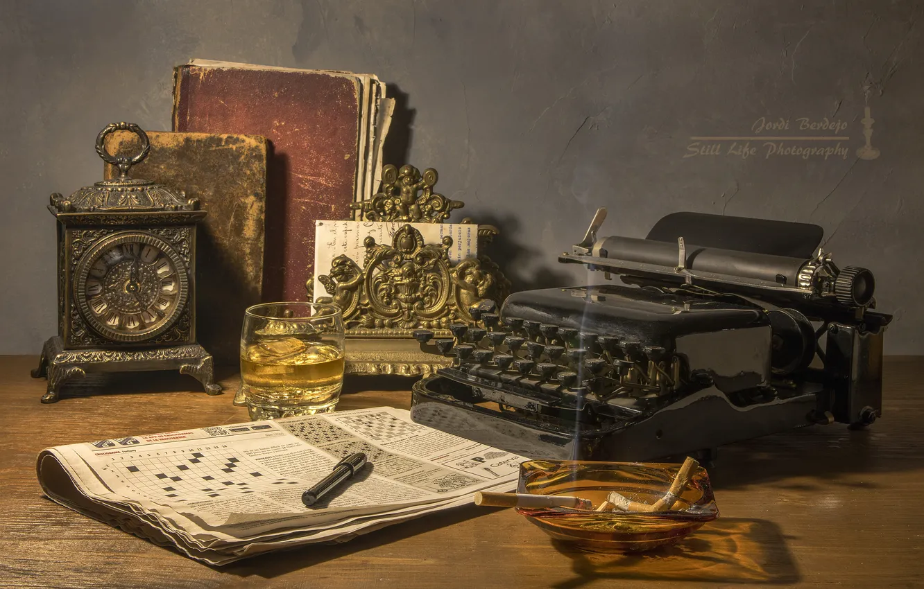 Фото обои стакан, часы, книги, ручка, газета, печатная машинка, окурки, кроссворд