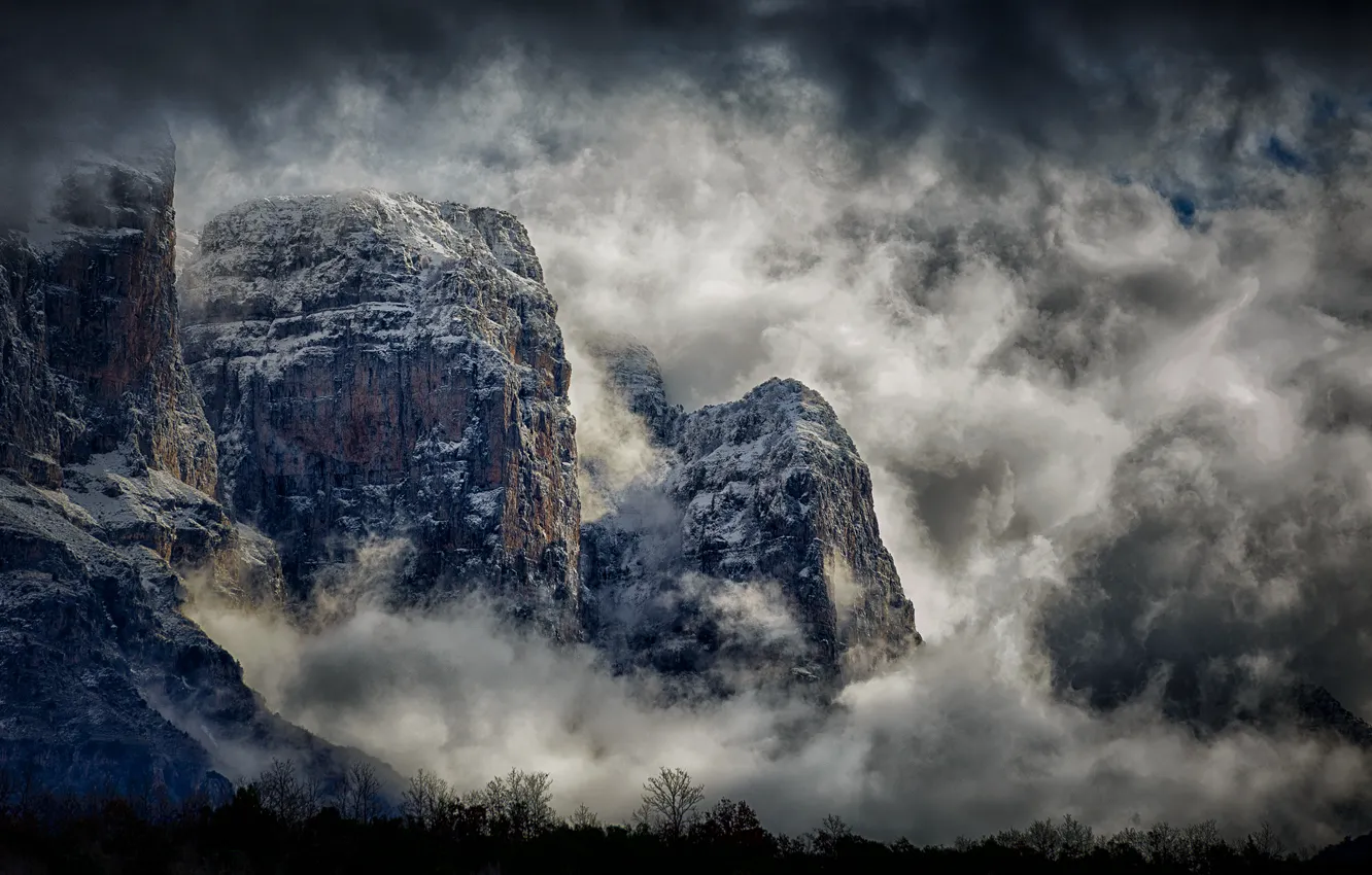 Фото обои облака, деревья, горы, туман, скалы