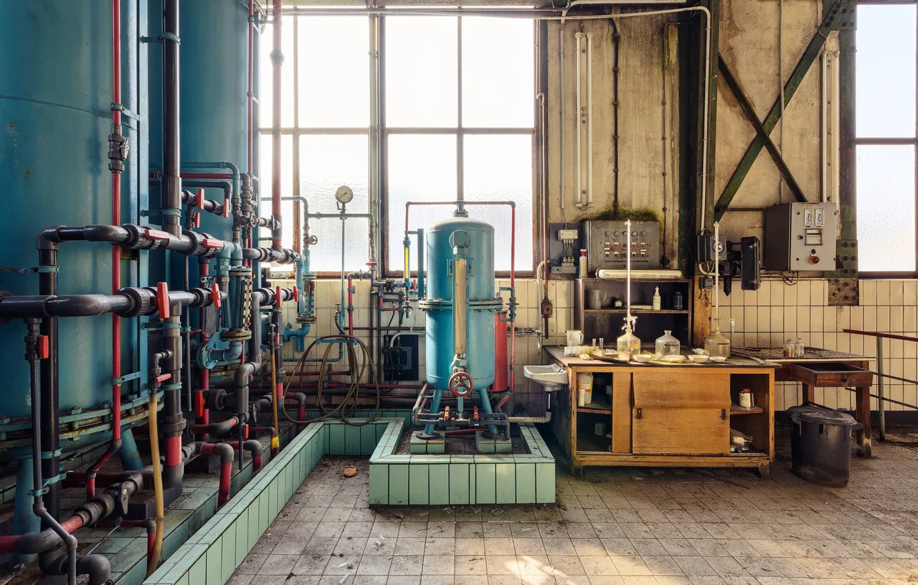 Фото обои windows, sunlight, abandoned, machine room, steel tanks