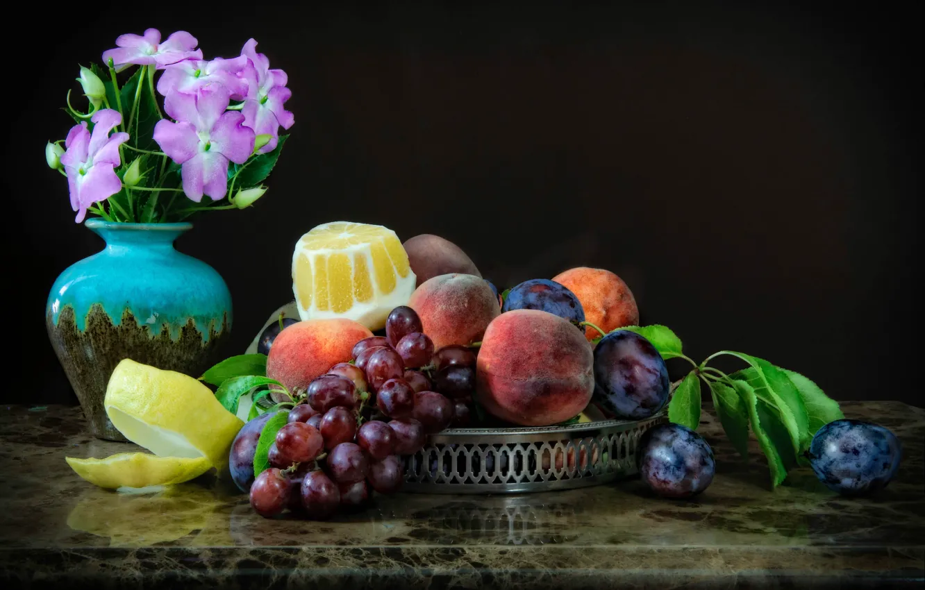 Фото обои цветы, ягоды, лимон, виноград, ваза, фрукты, натюрморт, персики