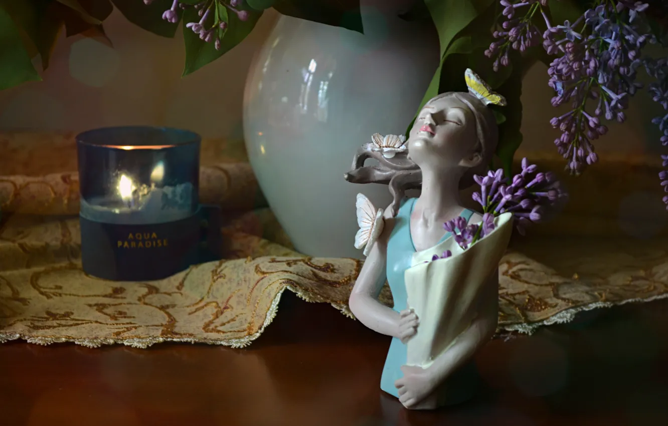 Фото обои девушка, цветы, стол, свеча, статуэтка, натюрморт, сирень, скатерть