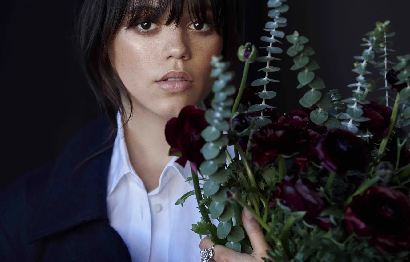 Фото обои взгляд, растение, портрет, букет, макияж, актриса, Jenna Ortega, Дженна Ортега