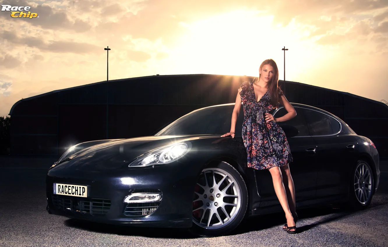Фото обои взгляд, Девушки, Porsche, красивая девушка, черный авто, оперлась на машину