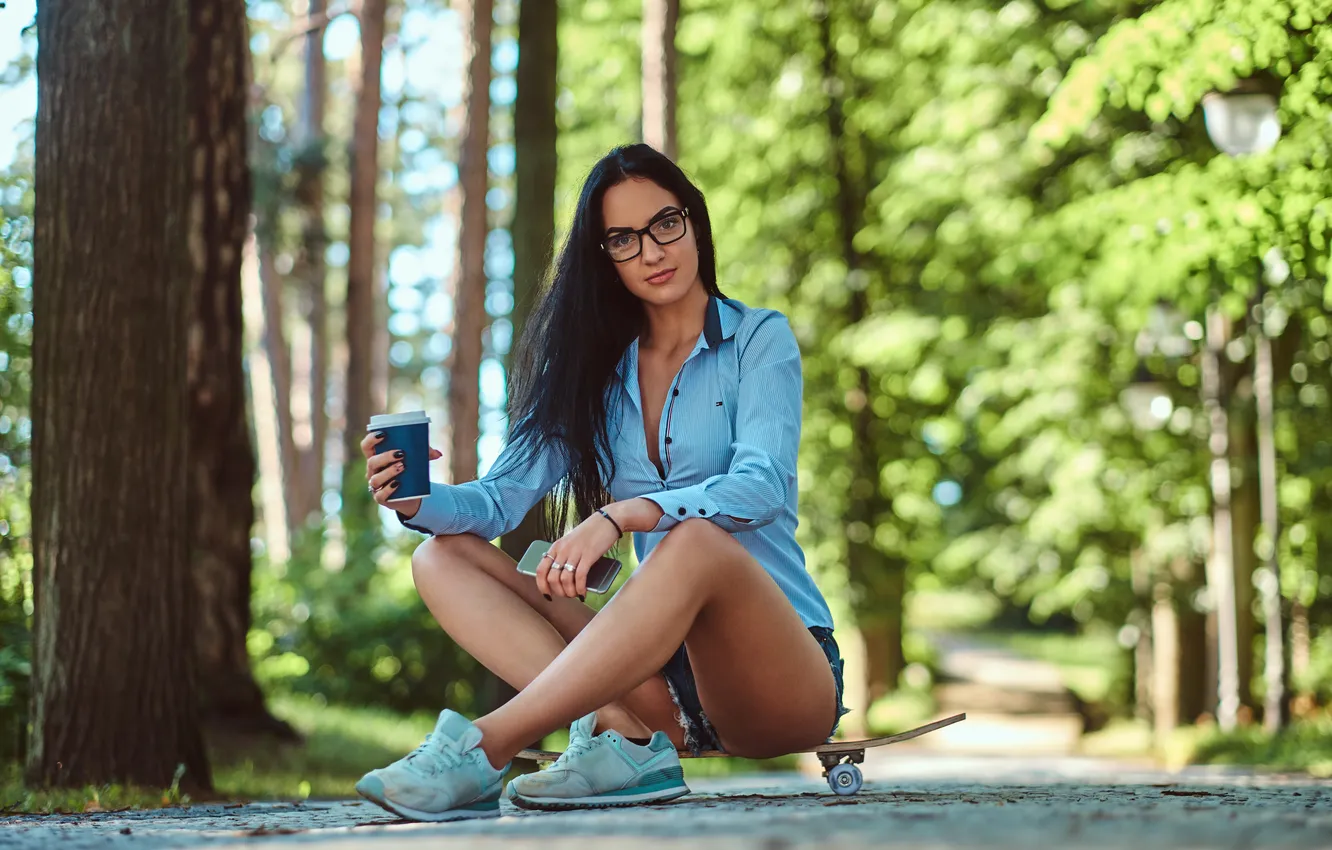 Фото обои girl, shorts, young, beautiful, model, jeans, cute, posing