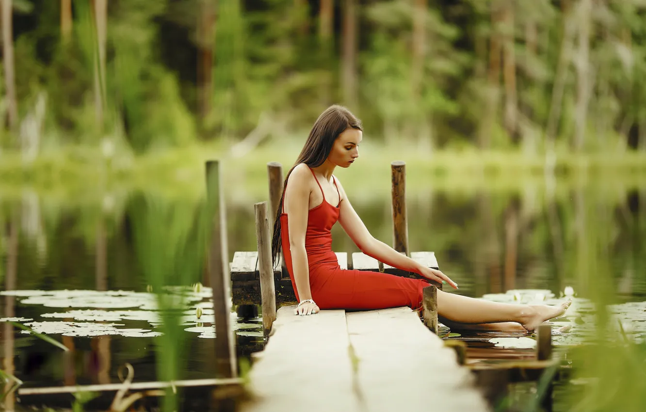 Фото обои взгляд, вода, девушка, природа, поза, река, платье, боке
