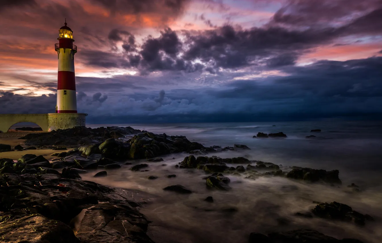 Фото обои шторм, камни, океан, скалы, берег, маяк, Бразилия