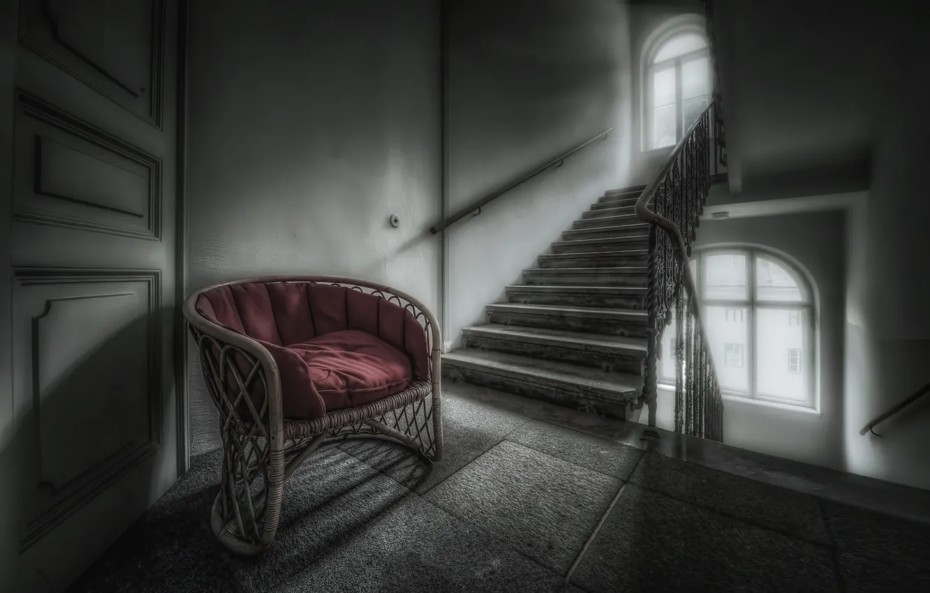 Фото обои кресло, дверь, лестница
