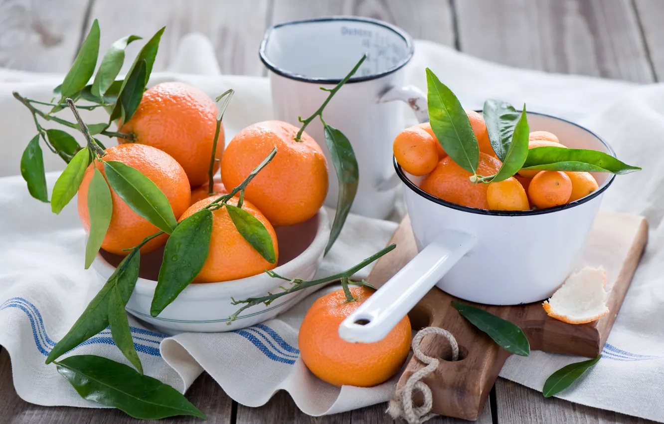 Фото обои листья, капли, посуда, доска, фрукты, оранжевые, цитрусы, салфетка