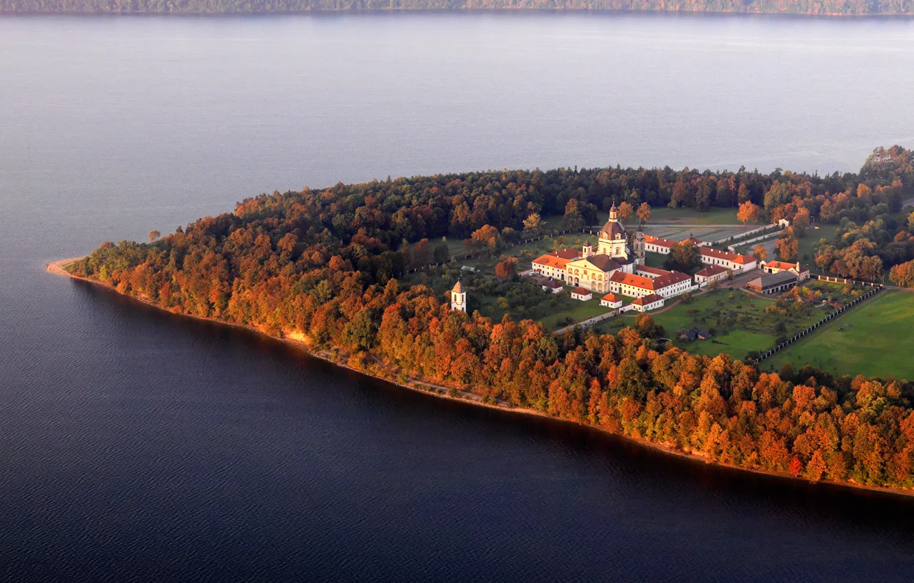 Фото обои море, осень, деревья, берег, панорама, монастырь, Литва, полуостров