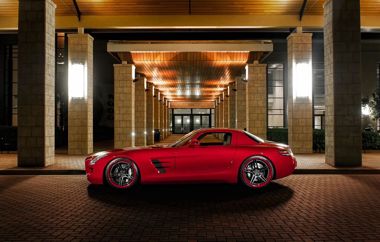 Фото обои здание, Mercedes-Benz, мерседес, AMG, SLS, слс.красный, суперкар.вид сбоку, колонны.хол
