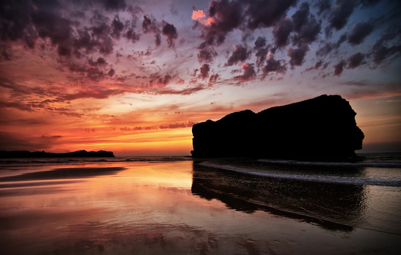 Фото обои море, пляж, небо, закат, скала