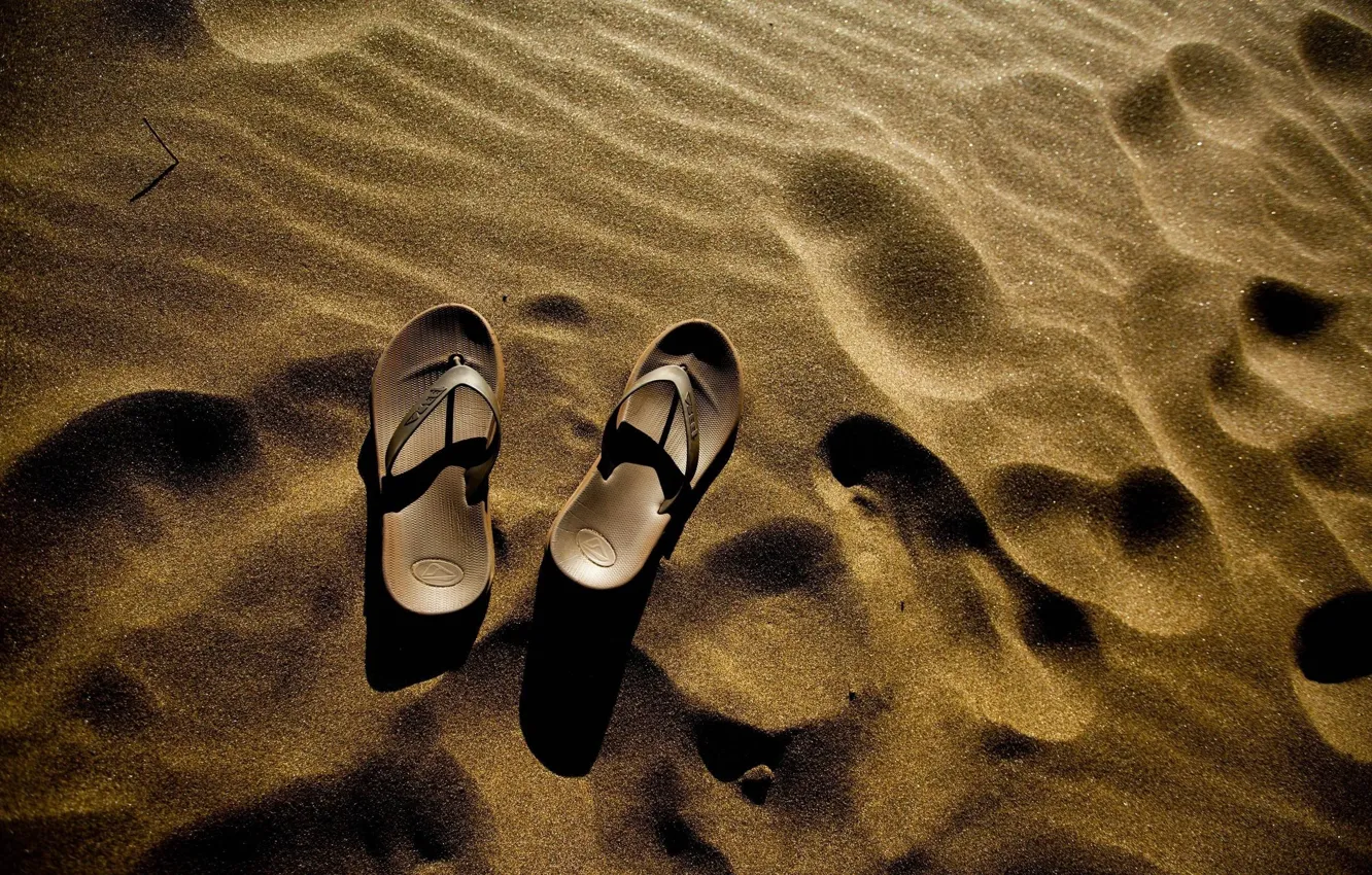 Фото обои песок, пляж, лето, следы, освещение, тапочки, вьетнамки