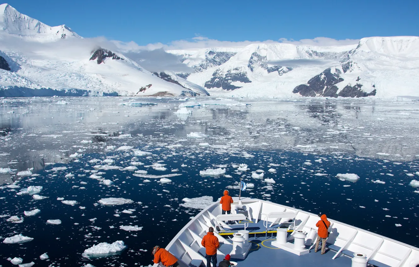 Фото обои море, горы, люди, корабль, Антарктика, Antarctica, Neko Harbour, Andvord Bay