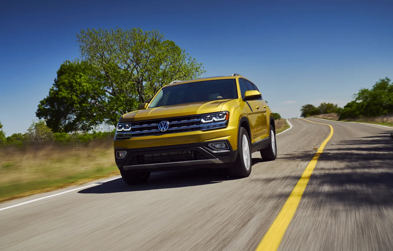 Фото обои дорога, жёлтый, дерево, Volkswagen, Atlas, 2017