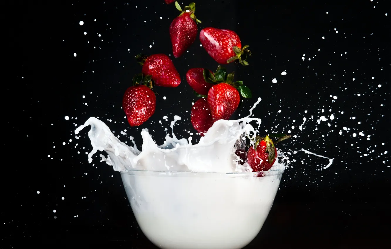 Фото обои брызги, ягоды, молоко, клубника