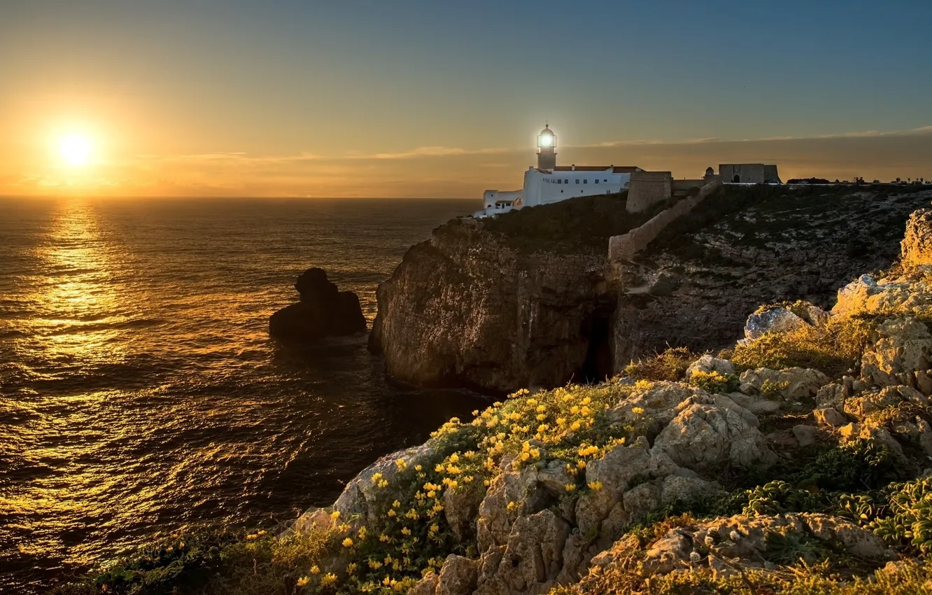 Маяк красоты. Желтый Маяк скалы. Rocky Light. Александровский Маяк фото. Rock Lighted by Sun.