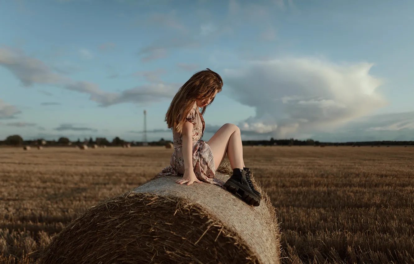 Фото обои поле, девушка, сено, ножки, на сене, Aleks Five