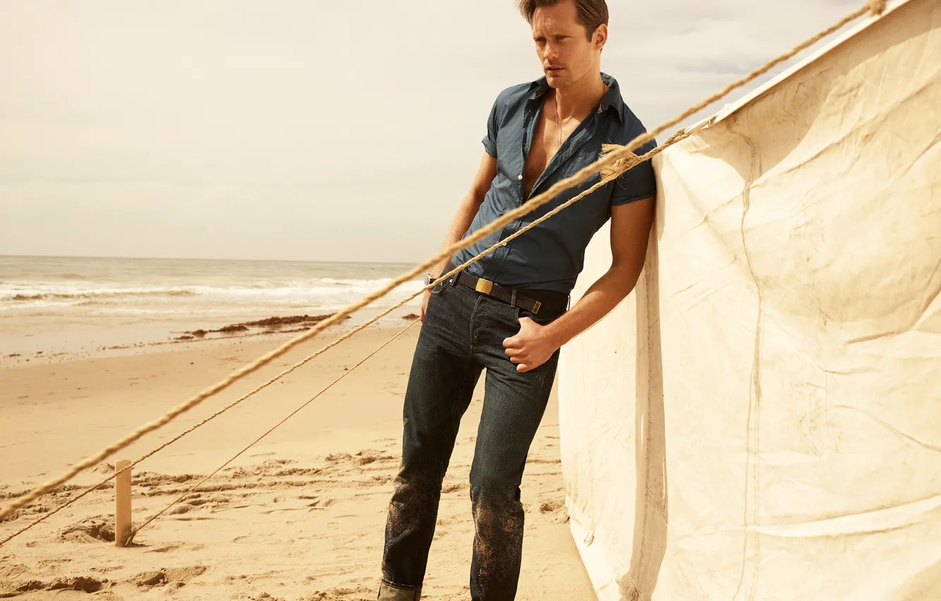Фото обои песок, море, пляж, солнце, джинсы, мужчина, рубашка, фотосессия
