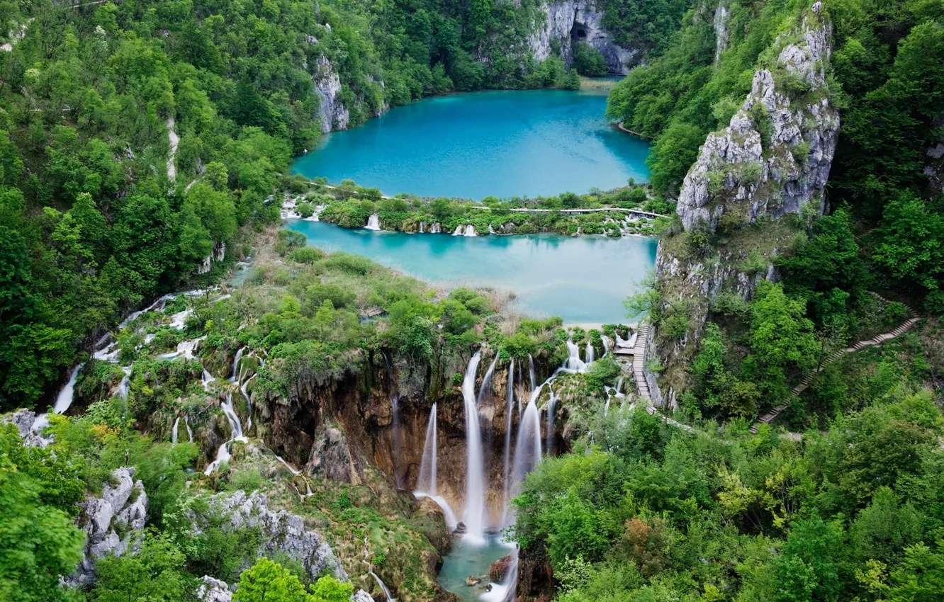 Фото обои лес, скалы, водопад, Хорватия, заповедник, Плитвицкие озера