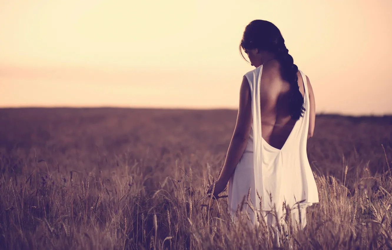 Фото обои поле, девушка, одиночество, платье