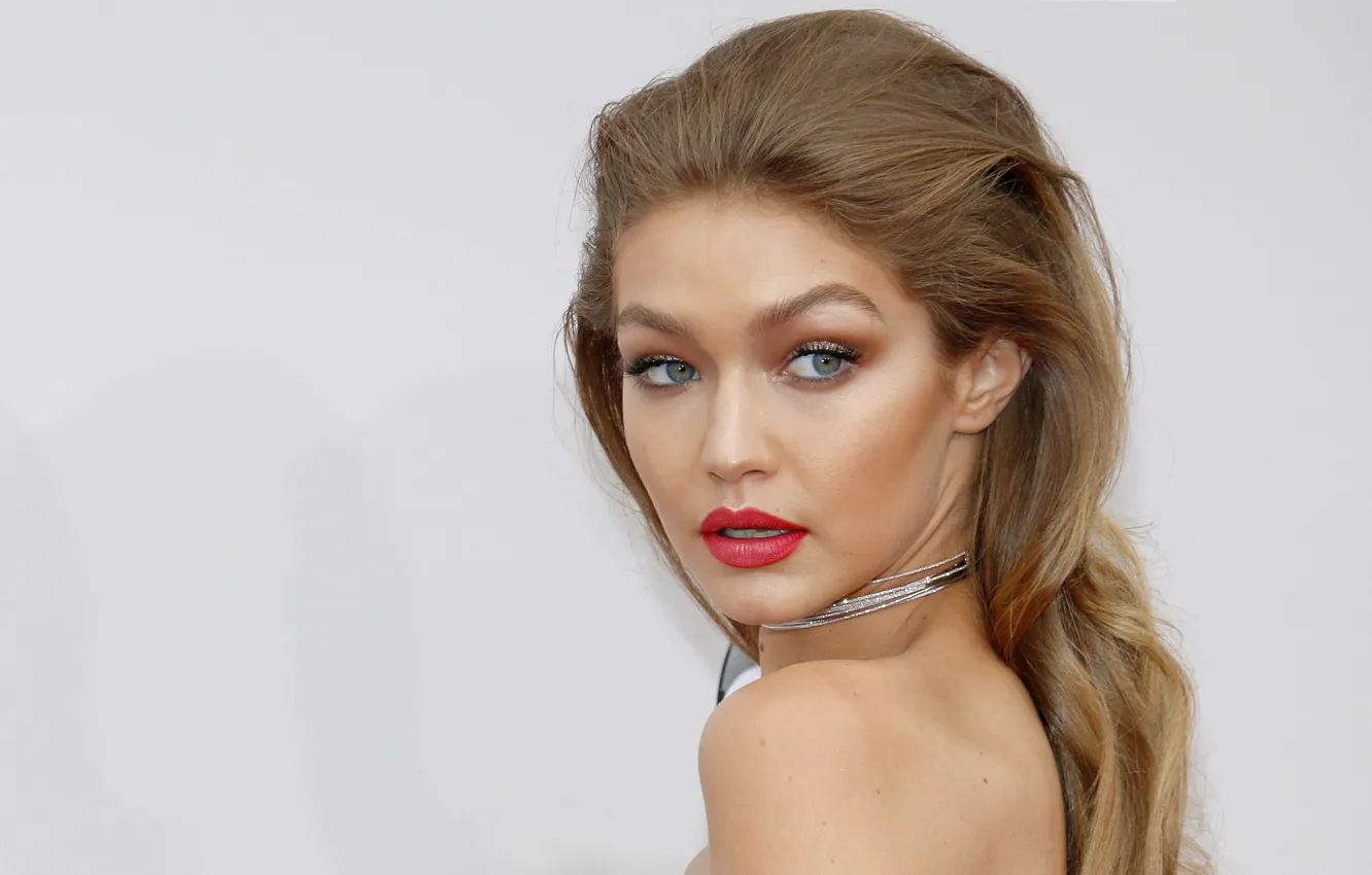 Фото обои взгляд, поза, модель, макияж, прическа, hair, Gigi Hadid, Джиджи Хадид