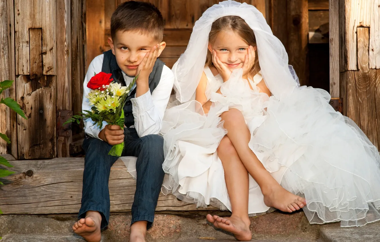 Фото обои дети, невеста, крыльцо, жених, сидят