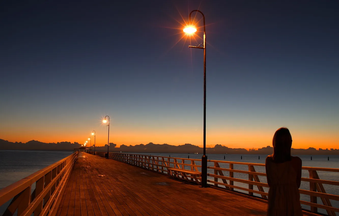 Фото обои девушка, солнце, мост, вечер