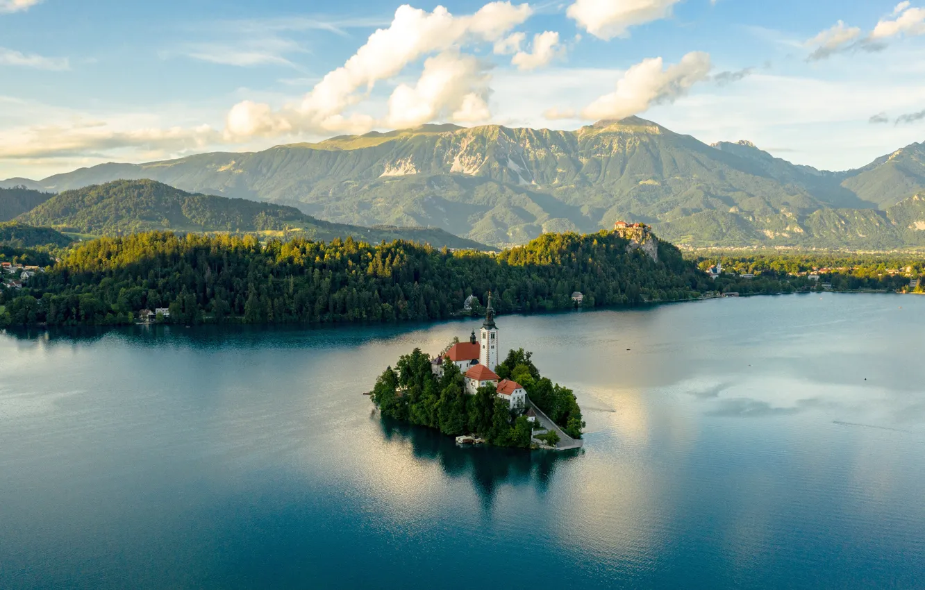 Фото обои лес, облака, горы, остров, церковь, дымка, водоем, Словения