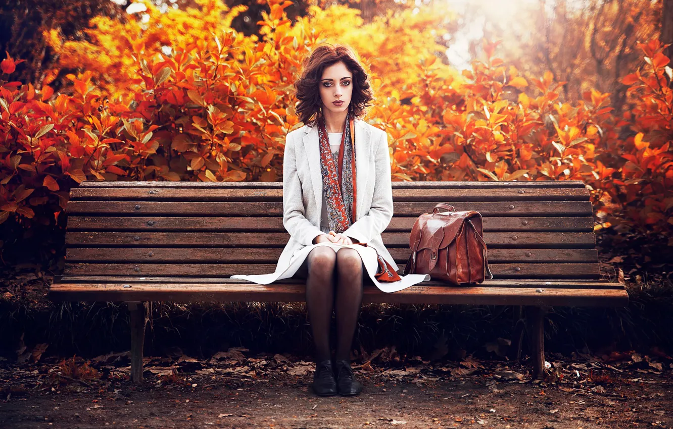 Фото обои осень, Франция, fashion, шарфик, рыжеволосая, пальто, beauty, bordeaux