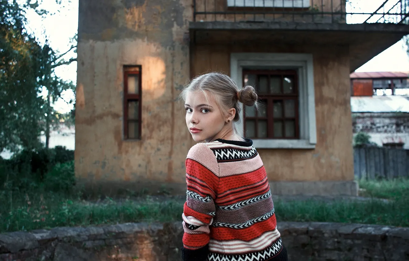 Фото обои взгляд, девушка, дом, милая, певица, красивая, свитер, Мария Кондратенко