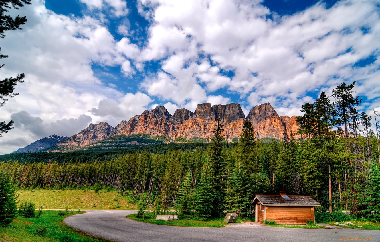 Фото обои небо, облака, деревья, дом, Канада, Альберта, Castle Mountain, Замковая гора