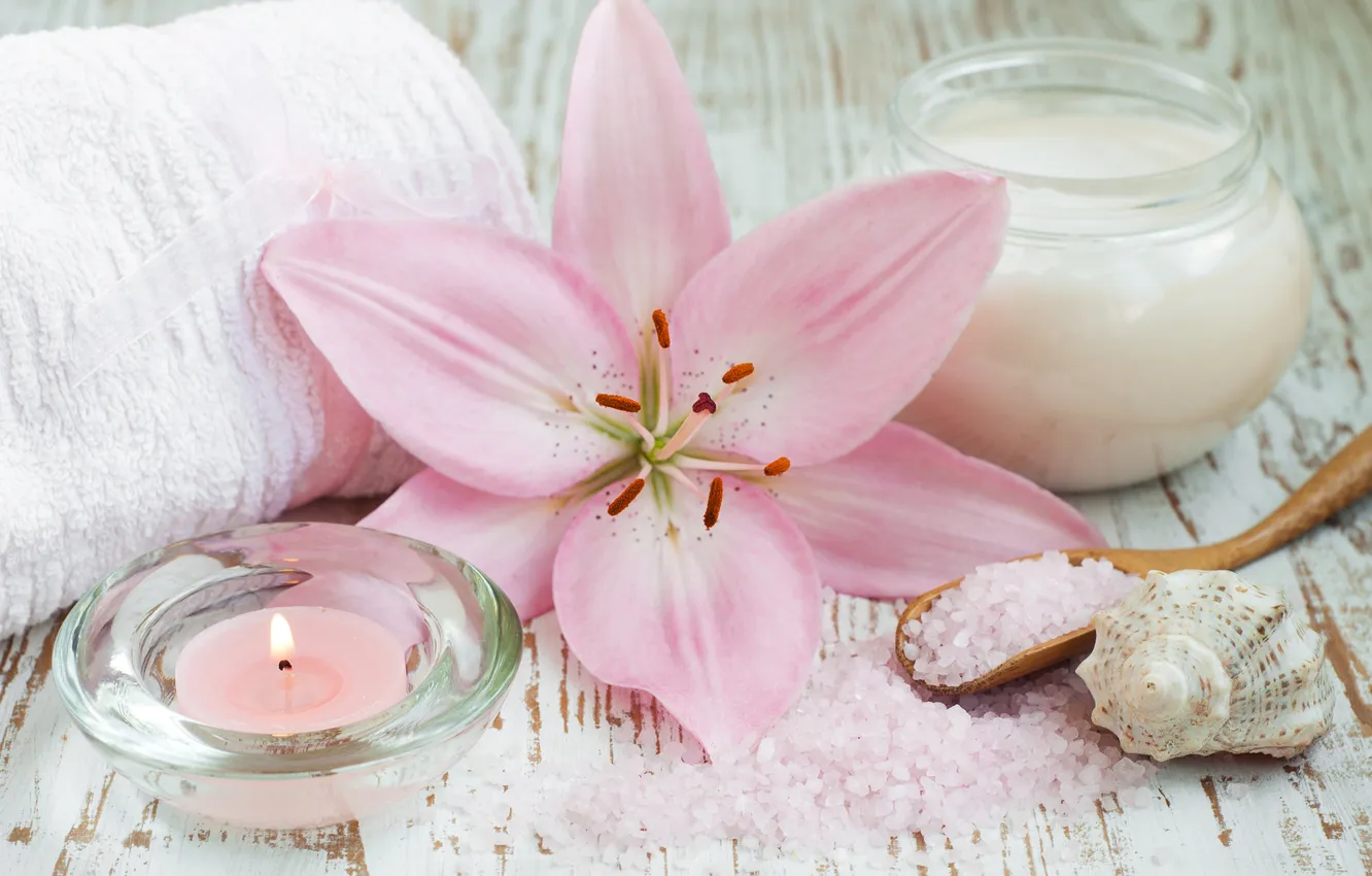 Фото обои цветок, лилия, свеча, полотенце, крем, морская соль