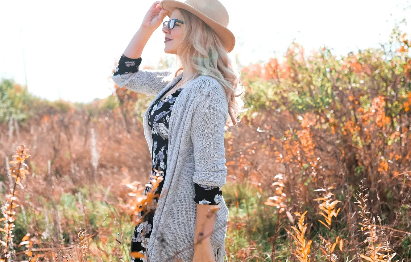 Фото обои осень, девушка, солнце, природа, поза, шляпа, очки, блондинка