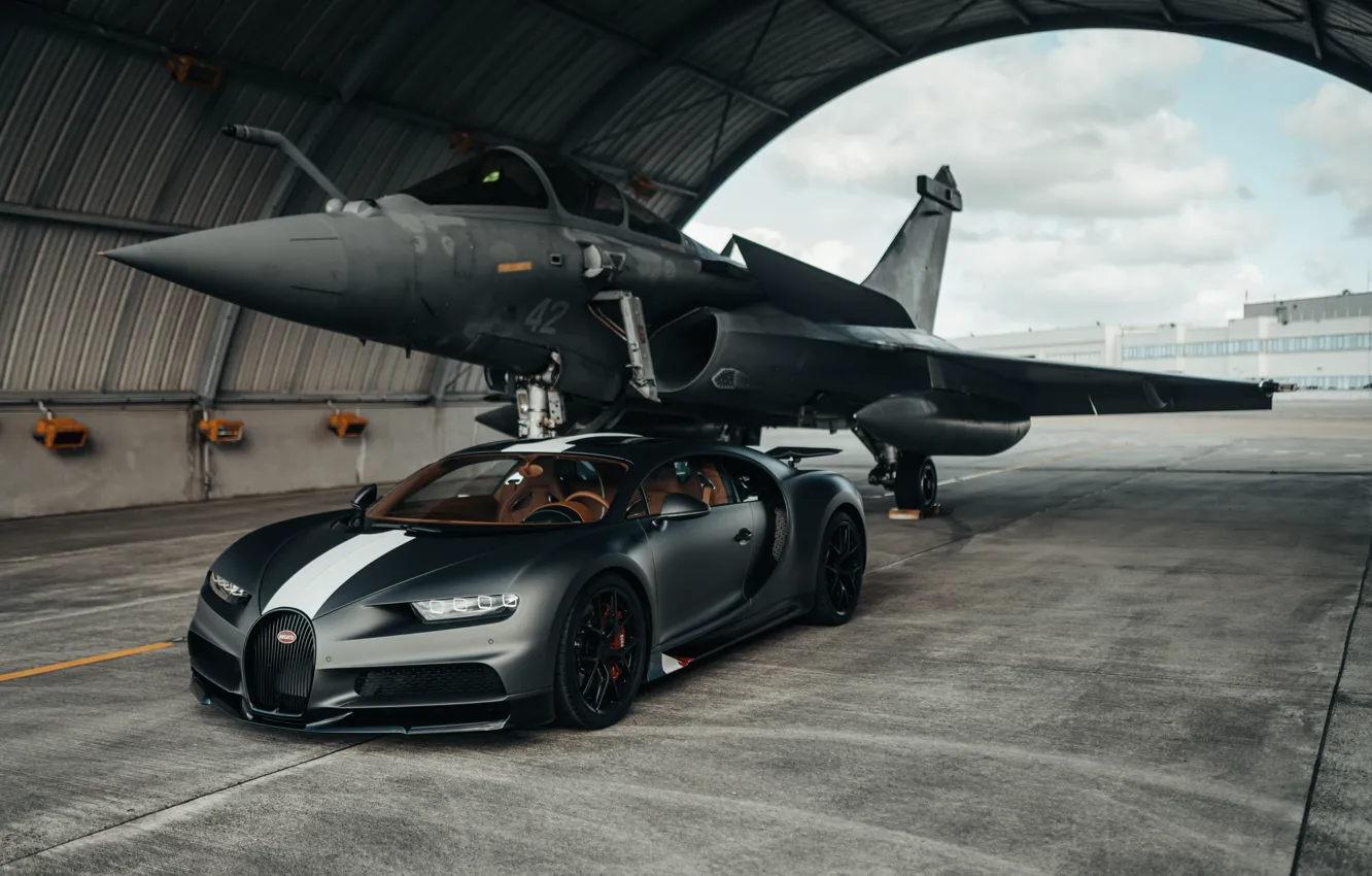 Фото обои Истребитель, Bugatti, Серый, Ангар, Автомобиль, Grey, Гиперкар, Dassault Rafale