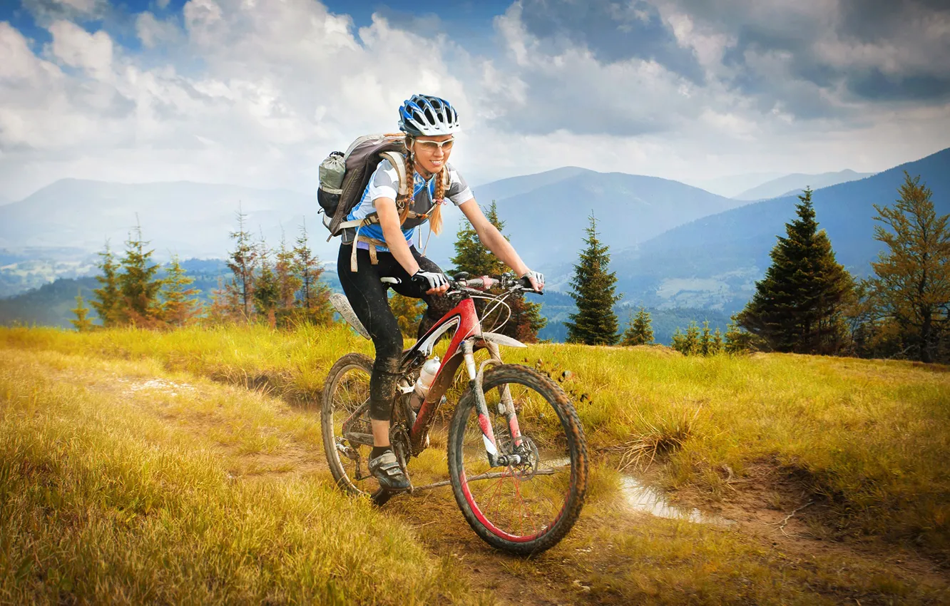 Фото обои трава, девушка, облака, деревья, пейзаж, горы, велосипед, спорт