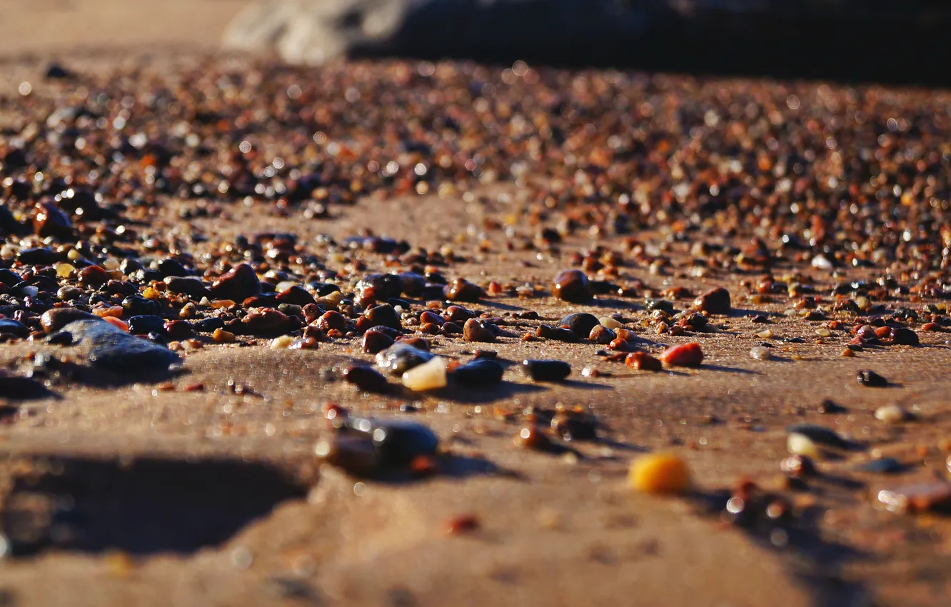 Фото обои песок, пляж, солнце, макро, озеро, камни, боке
